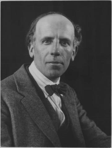 Portrait photo en noir et blanc d’Arthur Lismer portant un veston avec un nœud papillon.