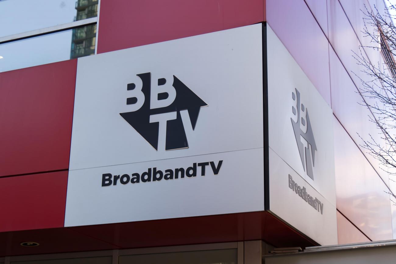 Logo BroadBandTV avec fond blanc sur un bâtiment rouge.