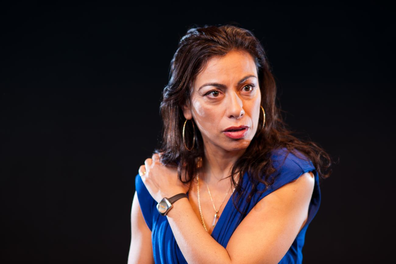 Portrait de Carmen Aguirre en bleu avec son bras gauche croisé sur son épaule droite.