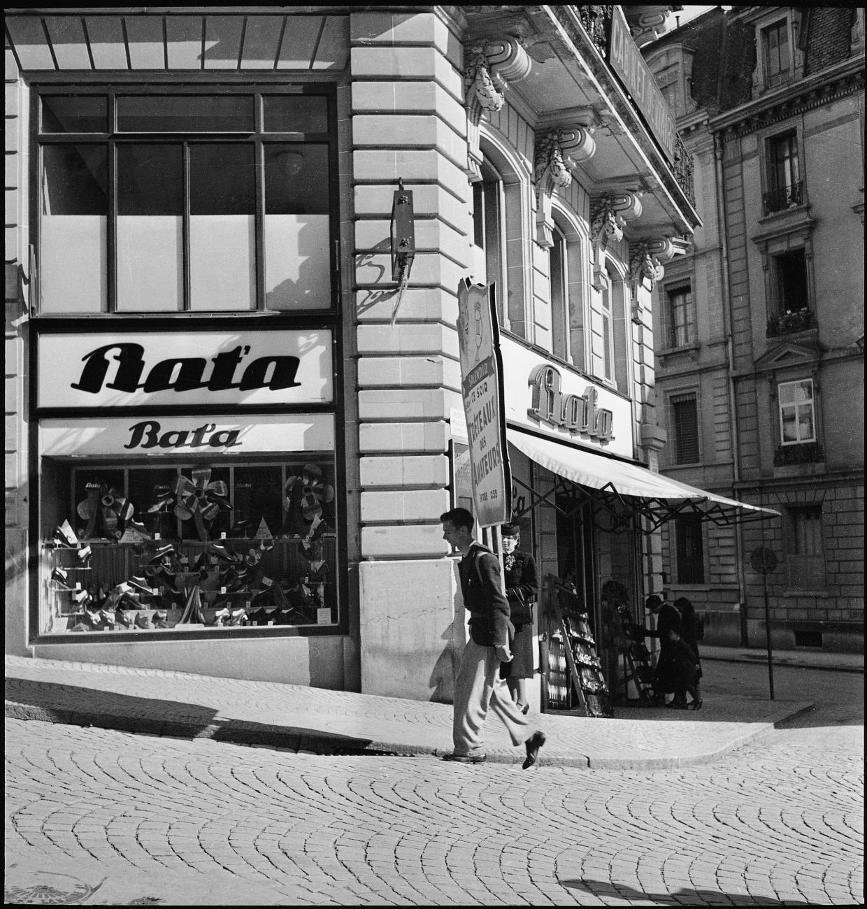 Photo en noir et blanc de l’extérieur d’un magasin de chaussures Bata.