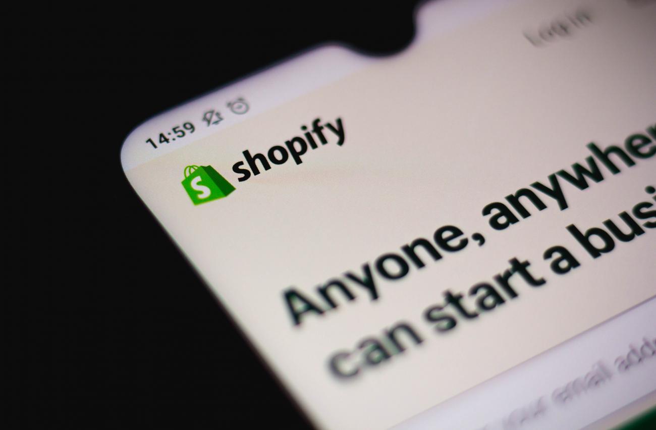 Gros plan du logo Shopify sur l’écran d’un téléphone portable.