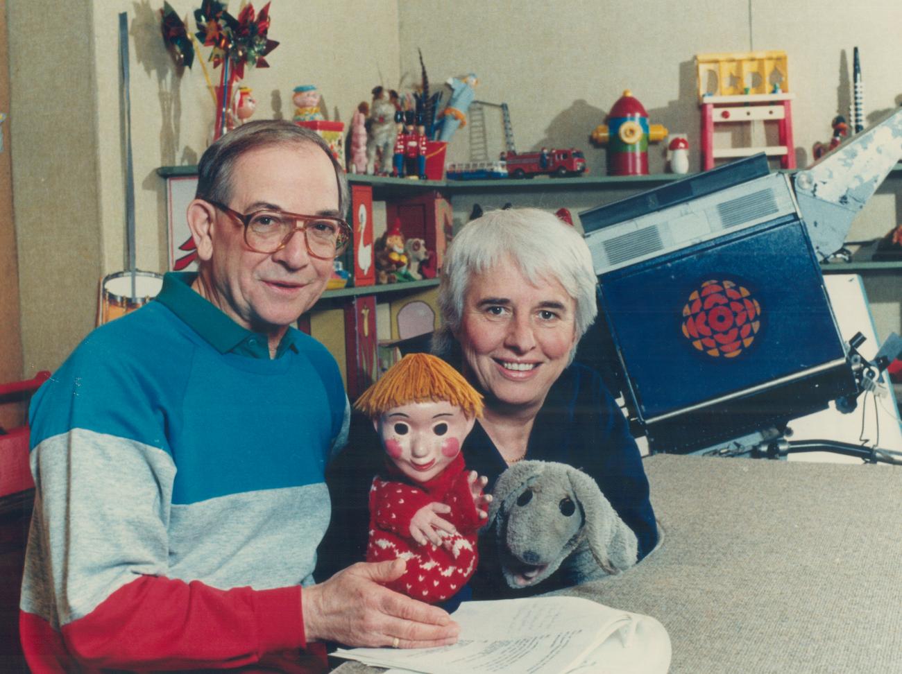 Ernie Coombs et une femme avec deux marionnettes.