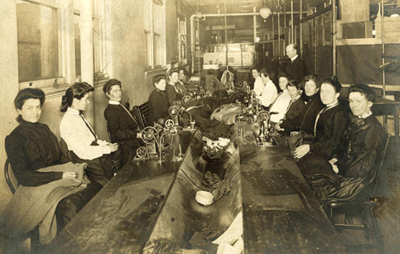 Papier au trait marron de deux rangées de femmes travaillant sur une machine à coudre.