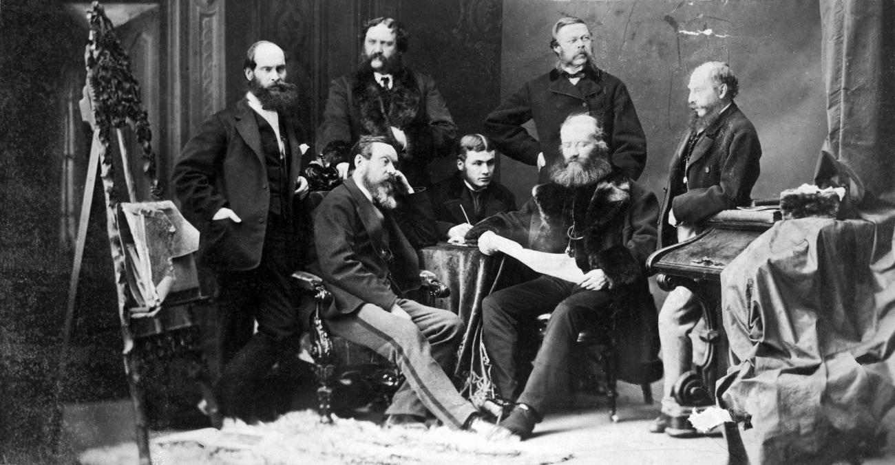 Photo en noir et blanc de Sandford Fleming avec six autres hommes.