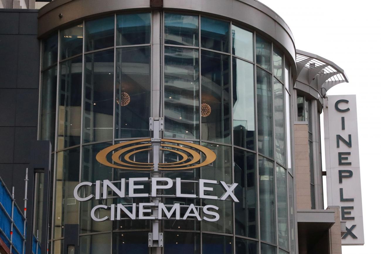 Bâtiment en rotonde de verre avec l’enseigne Cineplex Cinemas sur la façade.