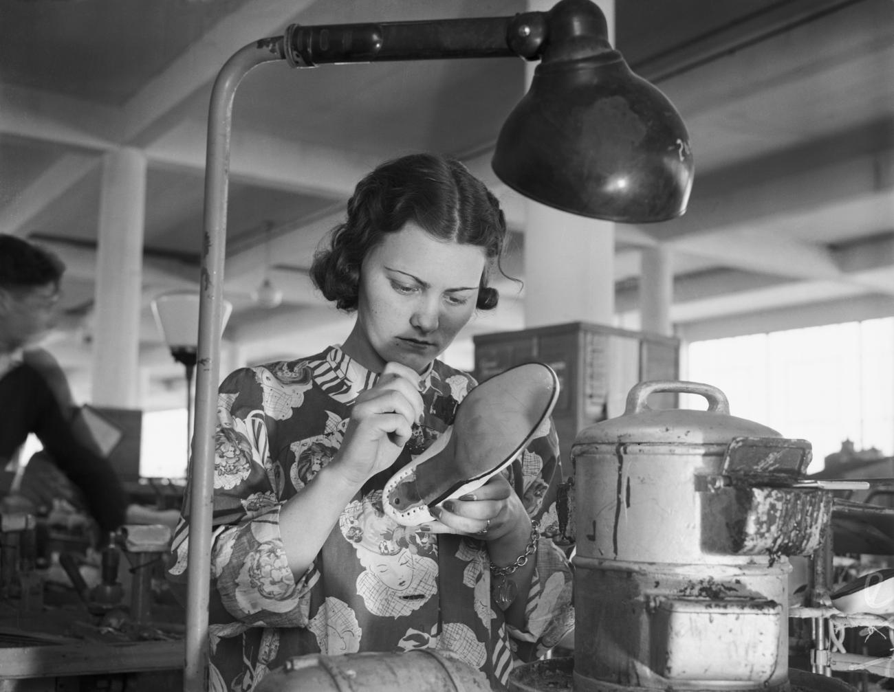 Femme fabriquant une chaussure.