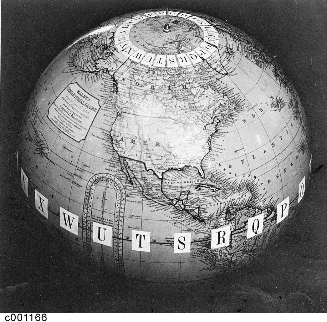 Un globe avec l’alphabet autour de l’équateur.